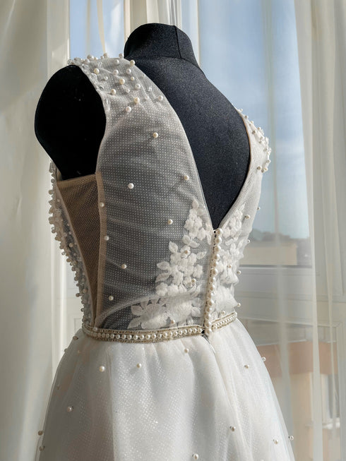Sleeveless floral pearl wedding dress Bridal gown deep neckline